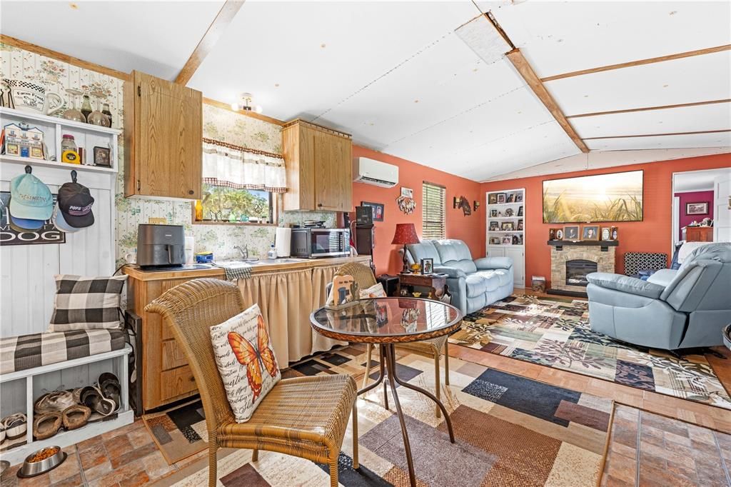 Active With Contract: $237,000 (2 beds, 2 baths, 924 Square Feet)