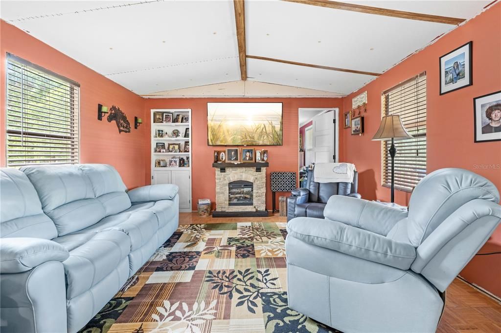 Active With Contract: $237,000 (2 beds, 2 baths, 924 Square Feet)