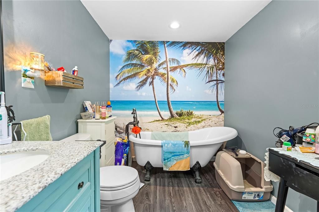 Active With Contract: $237,000 (2 beds, 2 baths, 924 Square Feet)