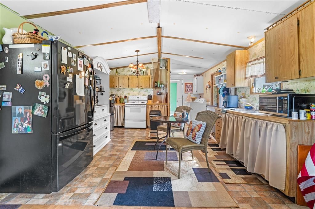 Active With Contract: $237,000 (2 beds, 2 baths, 924 Square Feet)