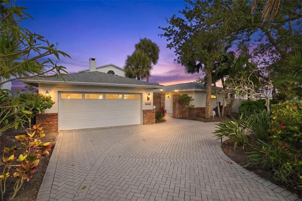 For Sale: $1,975,000 (3 beds, 3 baths, 2488 Square Feet)