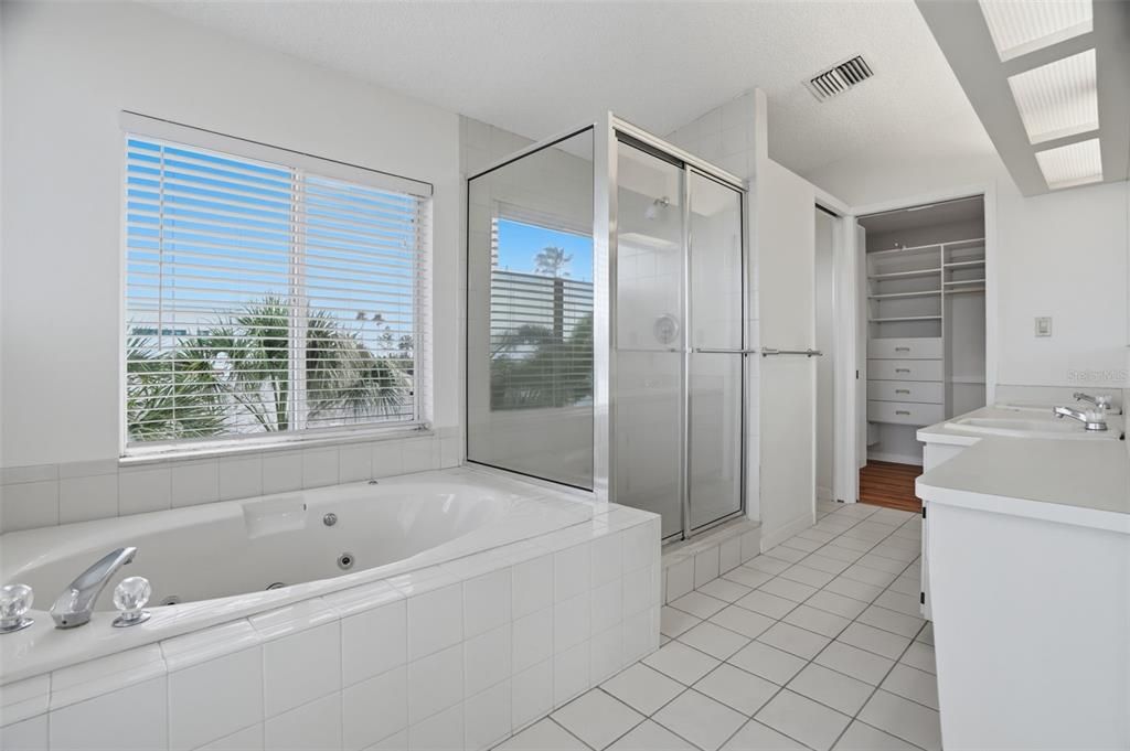 For Sale: $1,975,000 (3 beds, 3 baths, 2488 Square Feet)