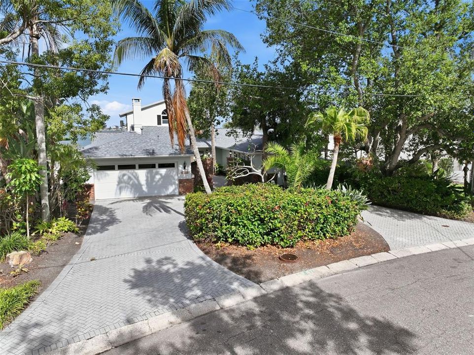 For Sale: $1,975,000 (3 beds, 3 baths, 2488 Square Feet)