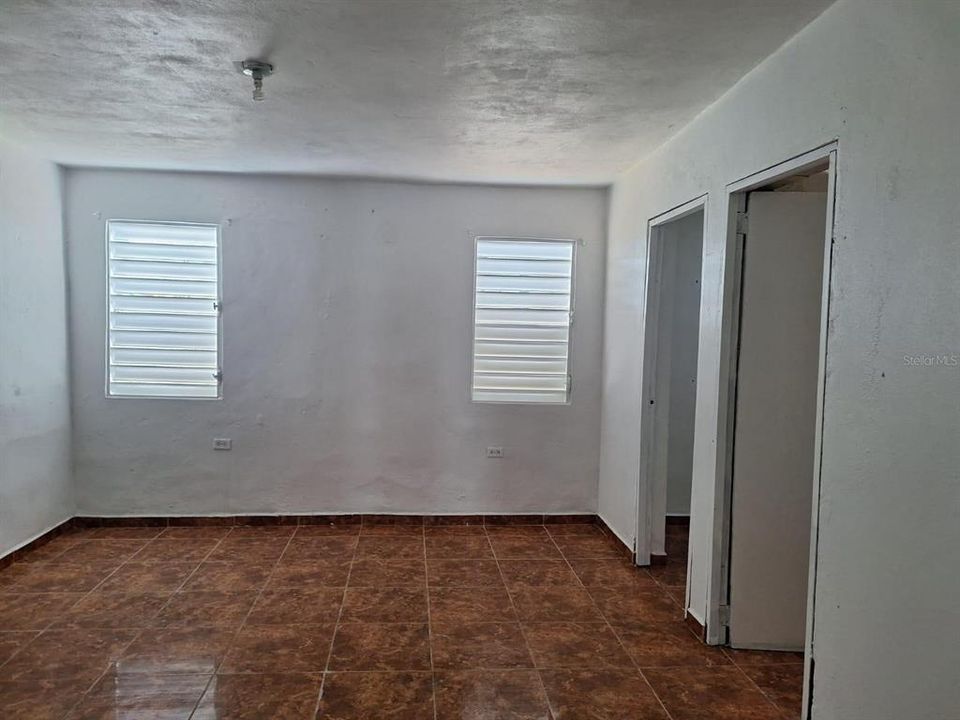 For Sale: $155,000 (3 beds, 2 baths, 1076.25 Square Feet)