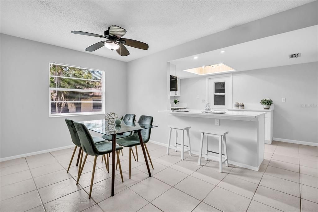For Sale: $319,900 (2 beds, 2 baths, 1289 Square Feet)