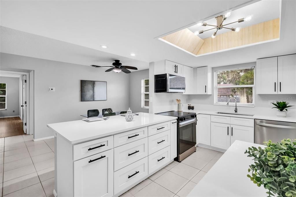 For Sale: $319,900 (2 beds, 2 baths, 1289 Square Feet)
