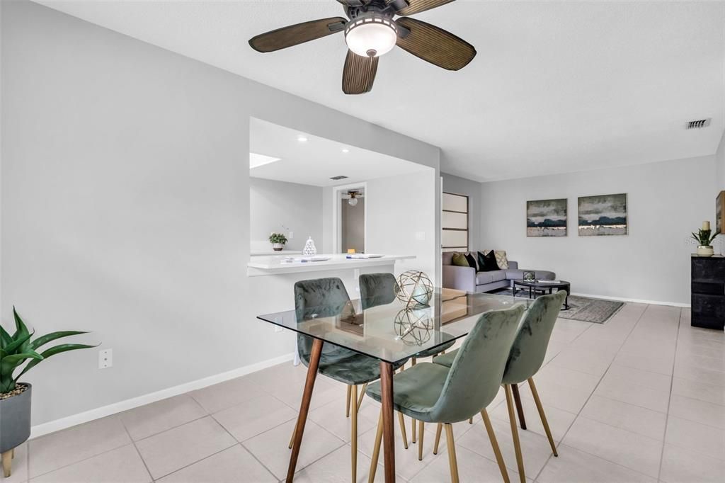 For Sale: $319,900 (2 beds, 2 baths, 1289 Square Feet)