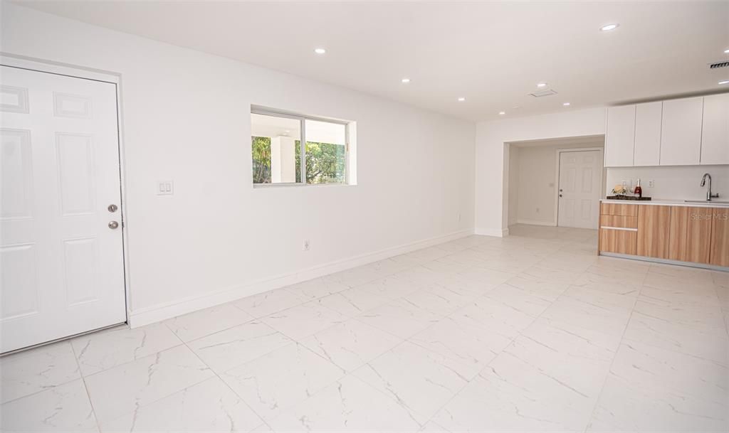 En Venta: $749,000 (4 camas, 3 baños, 2210 Pies cuadrados)