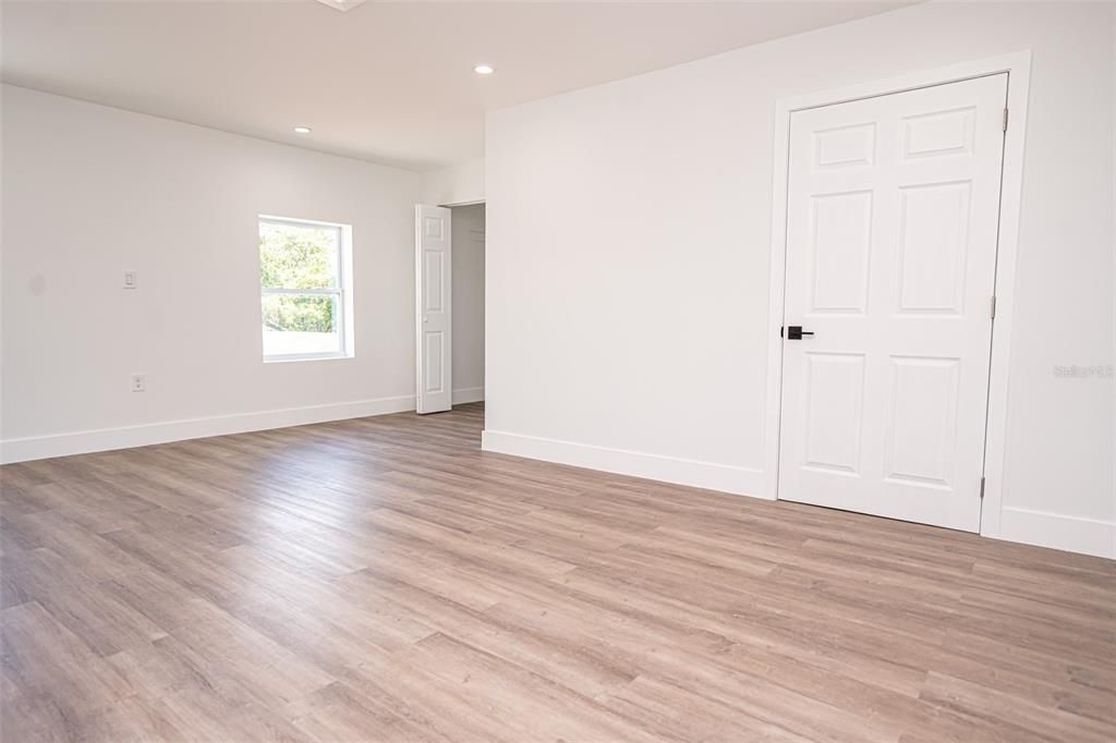En Venta: $749,000 (4 camas, 3 baños, 2210 Pies cuadrados)