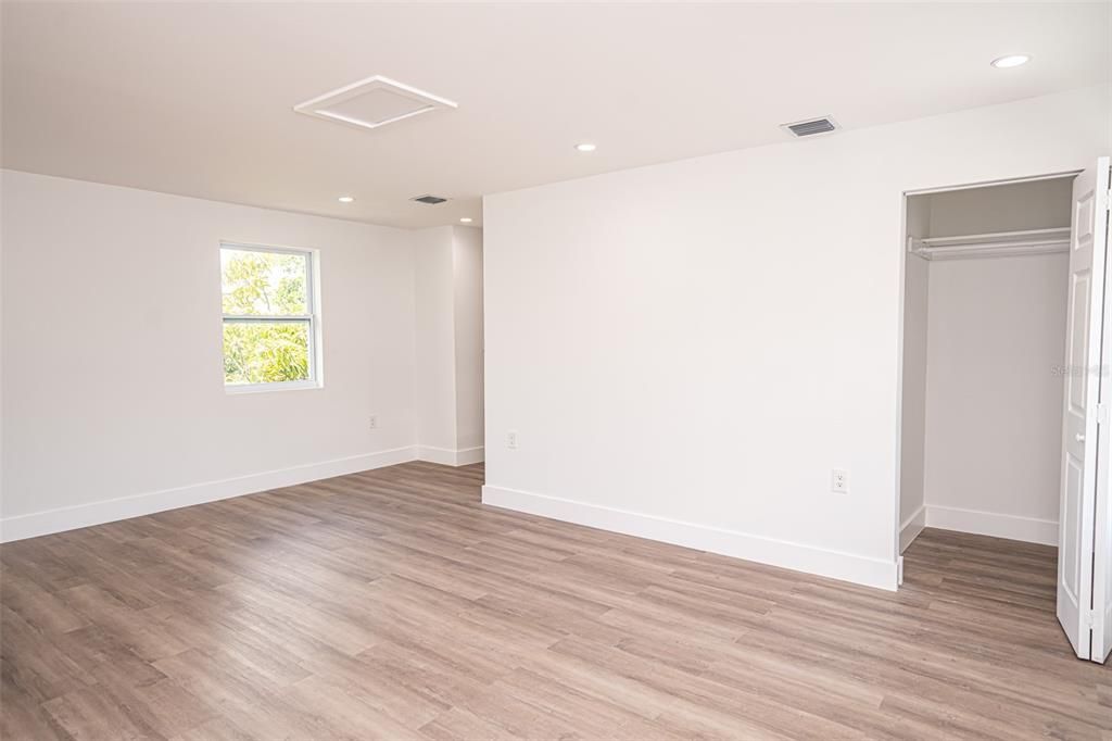 En Venta: $749,000 (4 camas, 3 baños, 2210 Pies cuadrados)