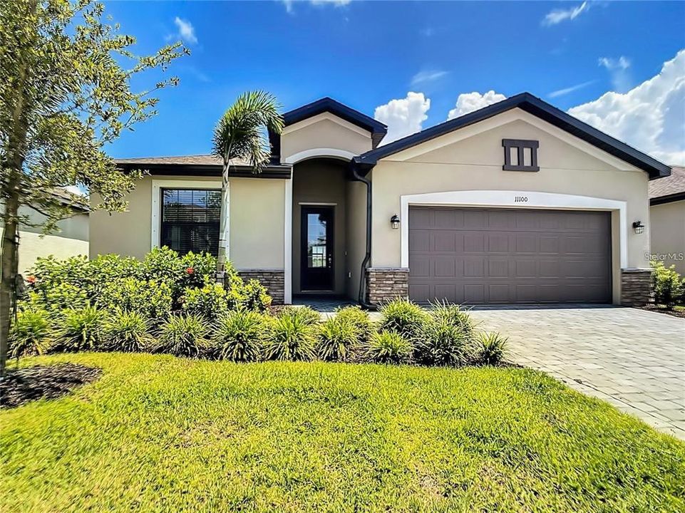For Sale: $349,000 (3 beds, 2 baths, 1681 Square Feet)