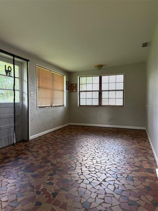 For Sale: $190,000 (2 beds, 1 baths, 951 Square Feet)