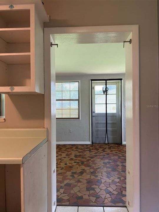 For Sale: $190,000 (2 beds, 1 baths, 951 Square Feet)