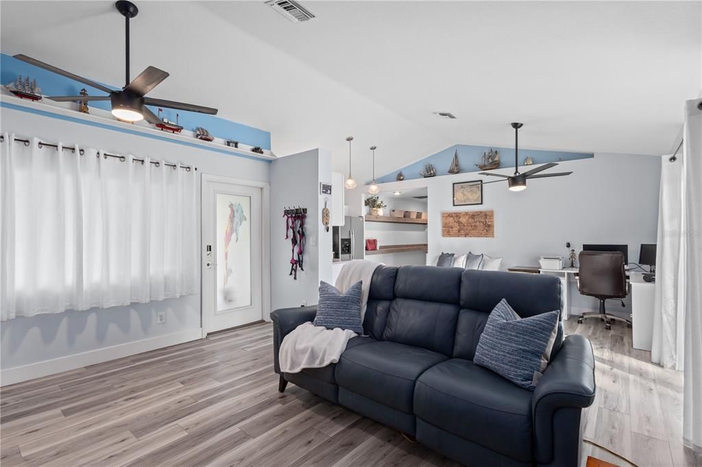 For Sale: $223,500 (2 beds, 1 baths, 978 Square Feet)