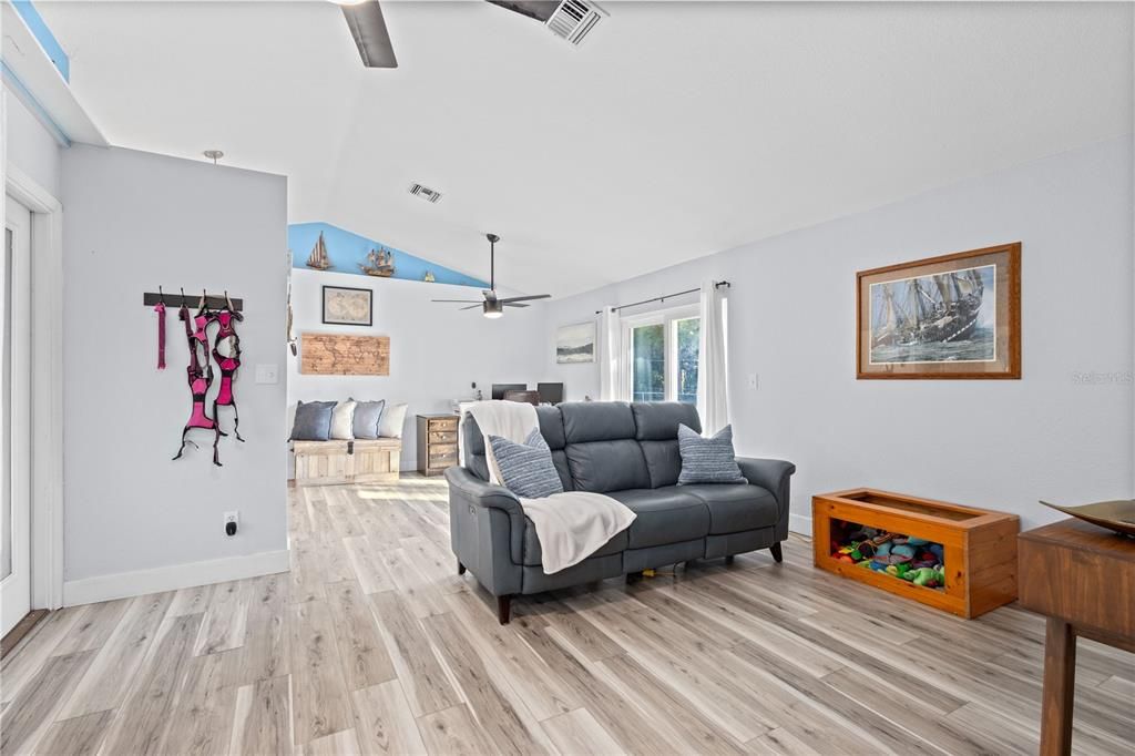 For Sale: $223,500 (2 beds, 1 baths, 978 Square Feet)
