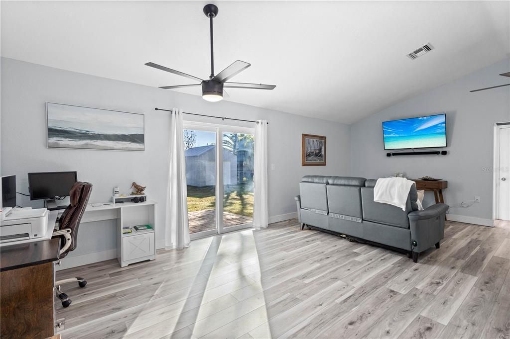 For Sale: $223,500 (2 beds, 1 baths, 978 Square Feet)
