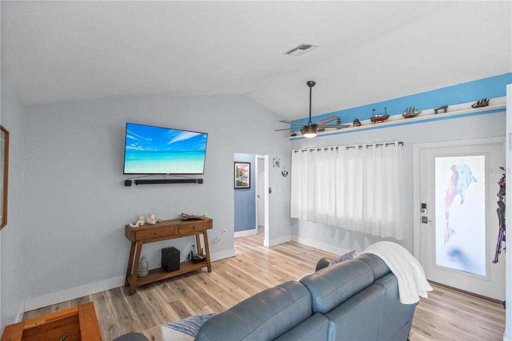 For Sale: $223,500 (2 beds, 1 baths, 978 Square Feet)
