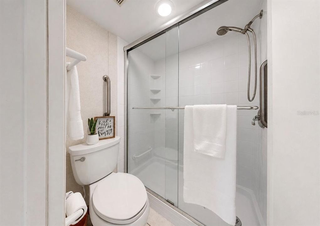 На продажу: $285,000 (2 спален, 2 ванн, 1095 Квадратных фут)