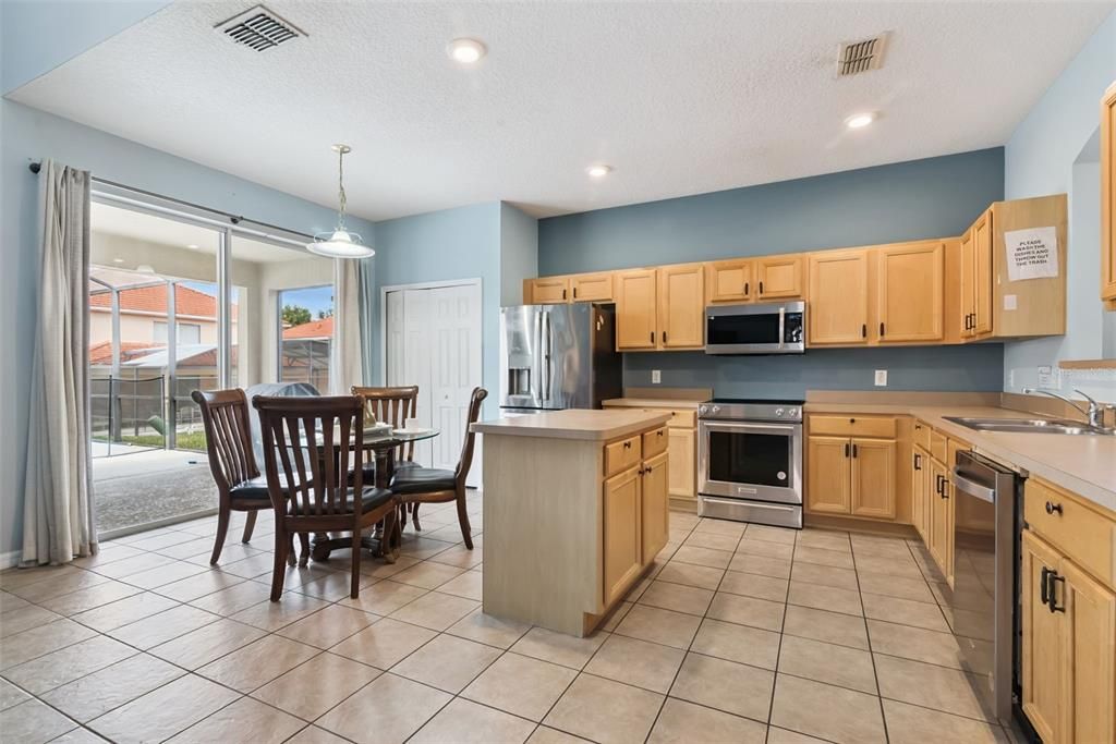 For Rent: $3,900 (6 beds, 5 baths, 2771 Square Feet)