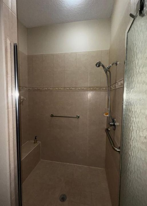 En Renta: $2,700 (3 camas, 2 baños, 2420 Pies cuadrados)