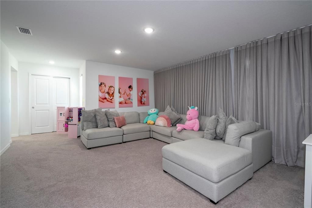 For Sale: $599,000 (5 beds, 3 baths, 2707 Square Feet)