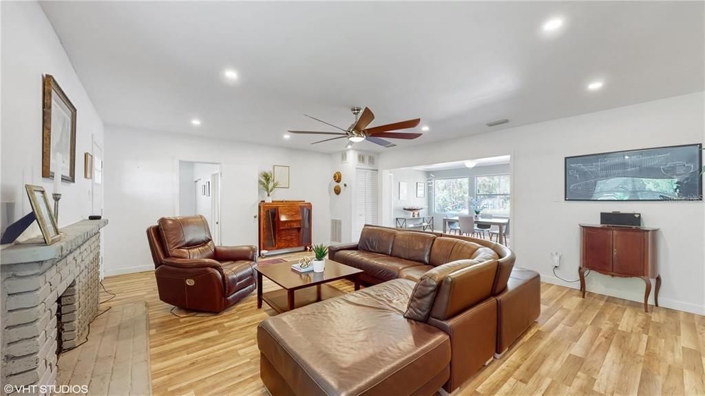 For Sale: $365,000 (3 beds, 2 baths, 1642 Square Feet)