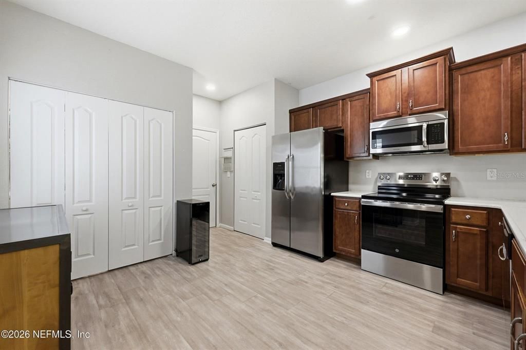 For Sale: $289,000 (2 beds, 2 baths, 1210 Square Feet)