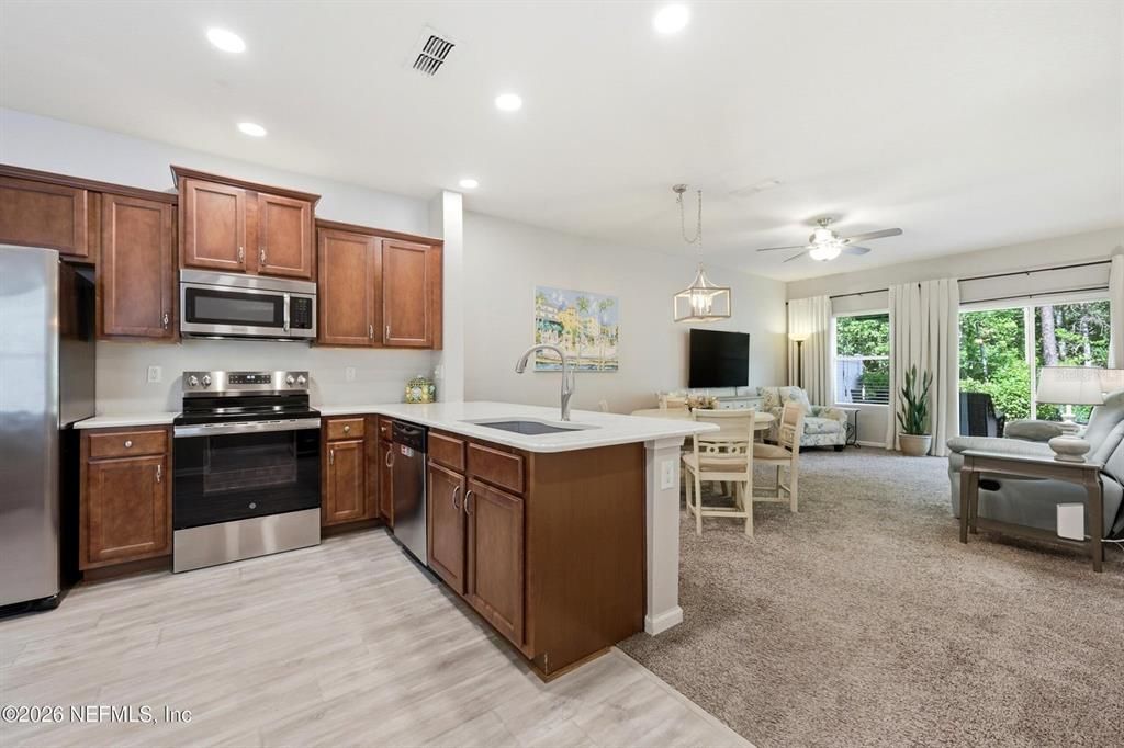 For Sale: $289,000 (2 beds, 2 baths, 1210 Square Feet)