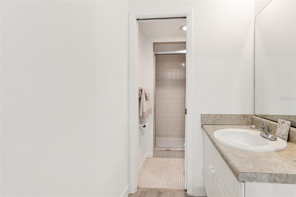 На продажу: $159,900 (2 спален, 2 ванн, 1120 Квадратных фут)