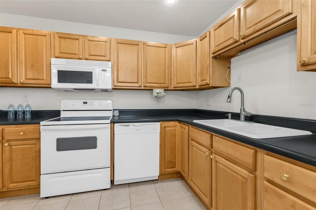 На продажу: $159,900 (2 спален, 2 ванн, 1120 Квадратных фут)