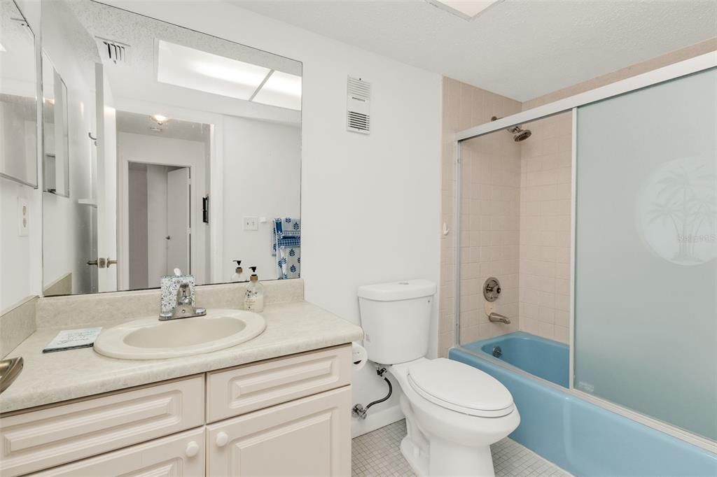 На продажу: $159,900 (2 спален, 2 ванн, 1120 Квадратных фут)