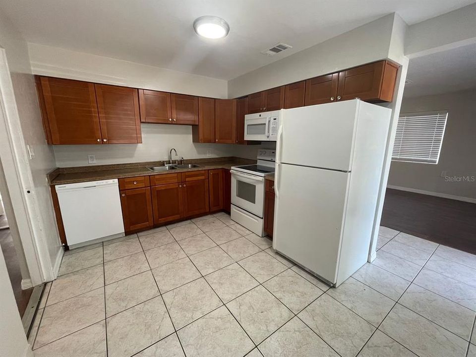 For Rent: $1,575 (2 beds, 1 baths, 840 Square Feet)