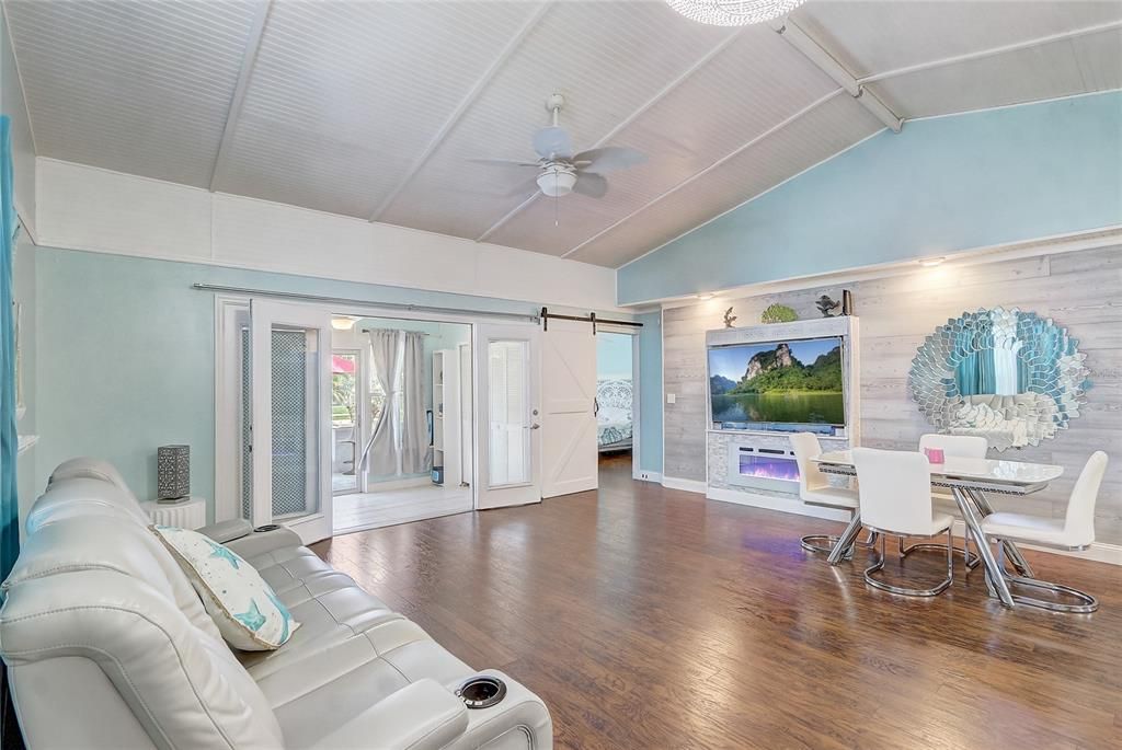 For Sale: $339,000 (2 beds, 2 baths, 1178 Square Feet)