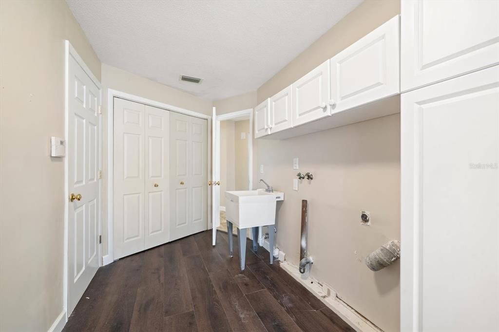 For Sale: $1,300,000 (5 beds, 4 baths, 4013 Square Feet)
