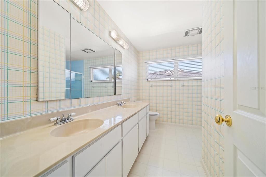 For Sale: $1,300,000 (5 beds, 4 baths, 4013 Square Feet)