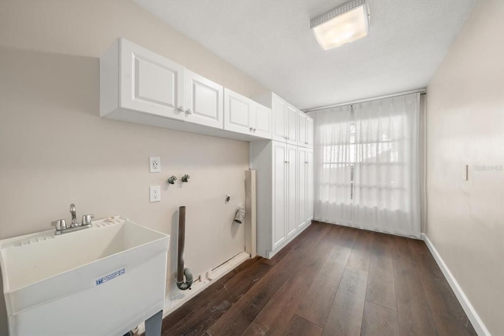 For Sale: $1,300,000 (5 beds, 4 baths, 4013 Square Feet)