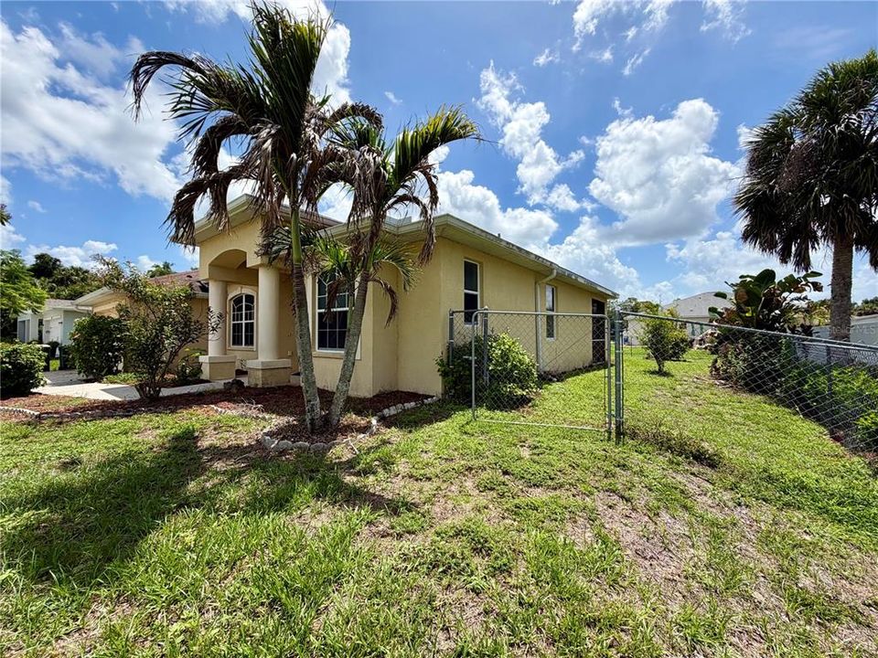 For Rent: $2,300 (3 beds, 2 baths, 1815 Square Feet)