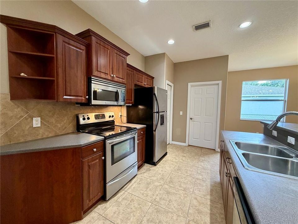 For Rent: $2,300 (3 beds, 2 baths, 1815 Square Feet)