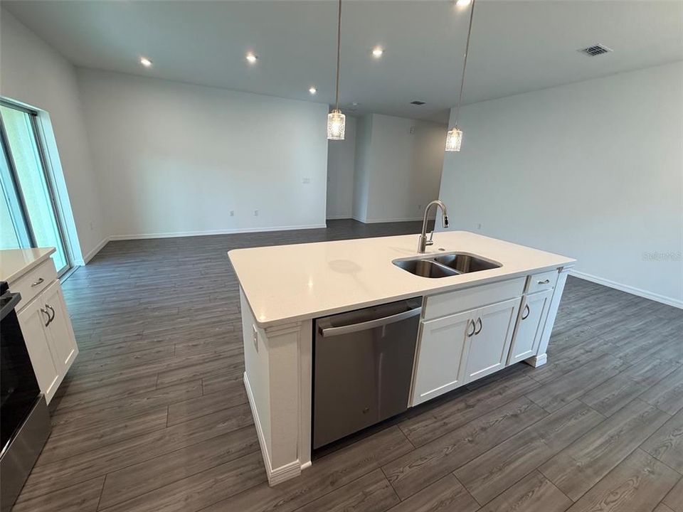 For Rent: $2,250 (4 beds, 3 baths, 2000 Square Feet)