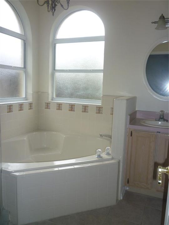 For Rent: $2,250 (3 beds, 2 baths, 1817 Square Feet)