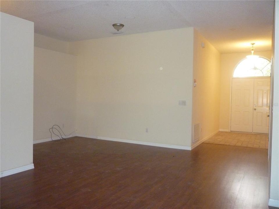 For Rent: $2,250 (3 beds, 2 baths, 1817 Square Feet)