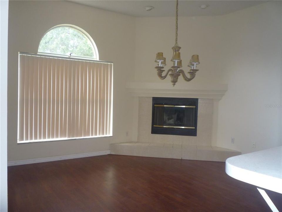For Rent: $2,250 (3 beds, 2 baths, 1817 Square Feet)