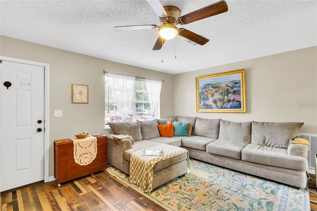 For Sale: $210,000 (2 beds, 1 baths, 832 Square Feet)