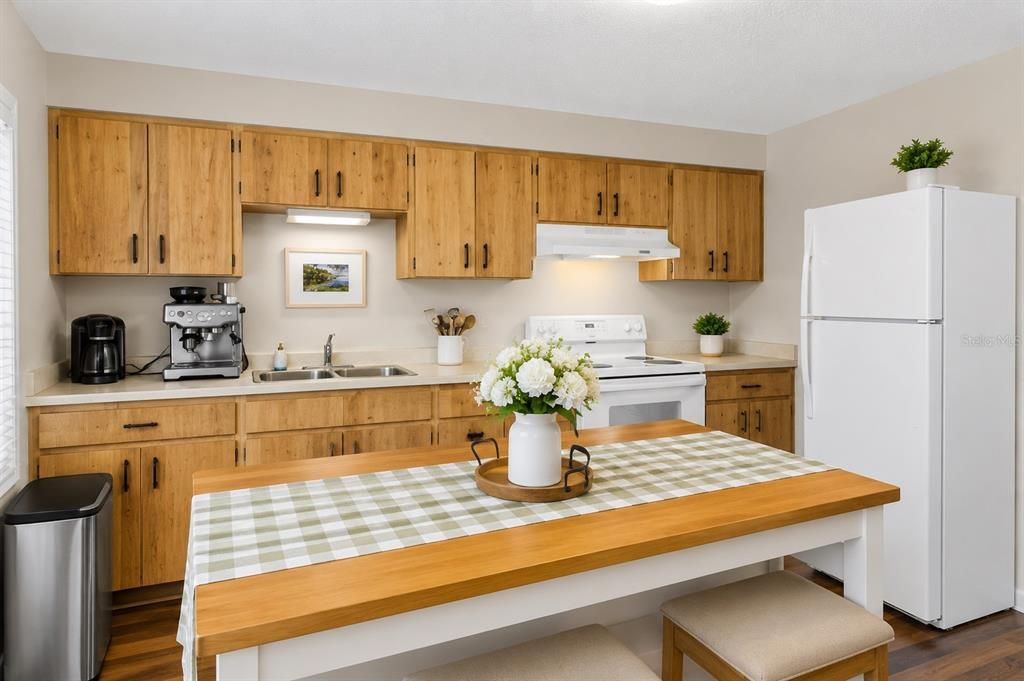 For Sale: $210,000 (2 beds, 1 baths, 832 Square Feet)