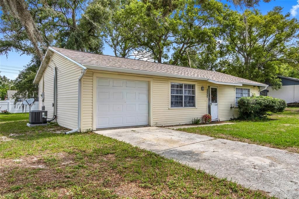 For Sale: $210,000 (2 beds, 1 baths, 832 Square Feet)