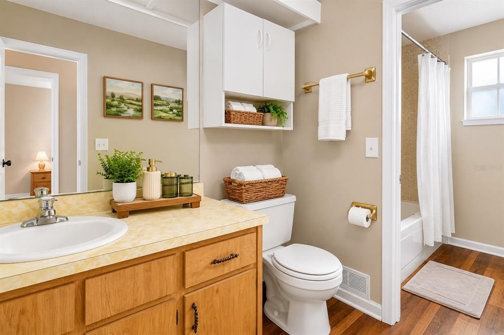 For Sale: $210,000 (2 beds, 1 baths, 832 Square Feet)