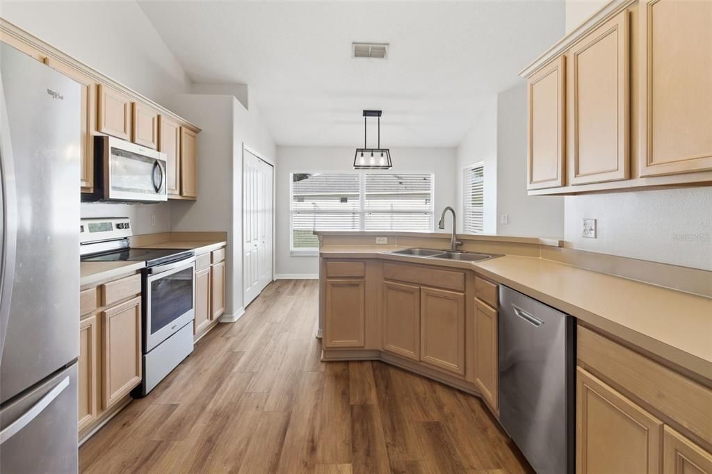 For Rent: $2,600 (3 beds, 2 baths, 1719 Square Feet)
