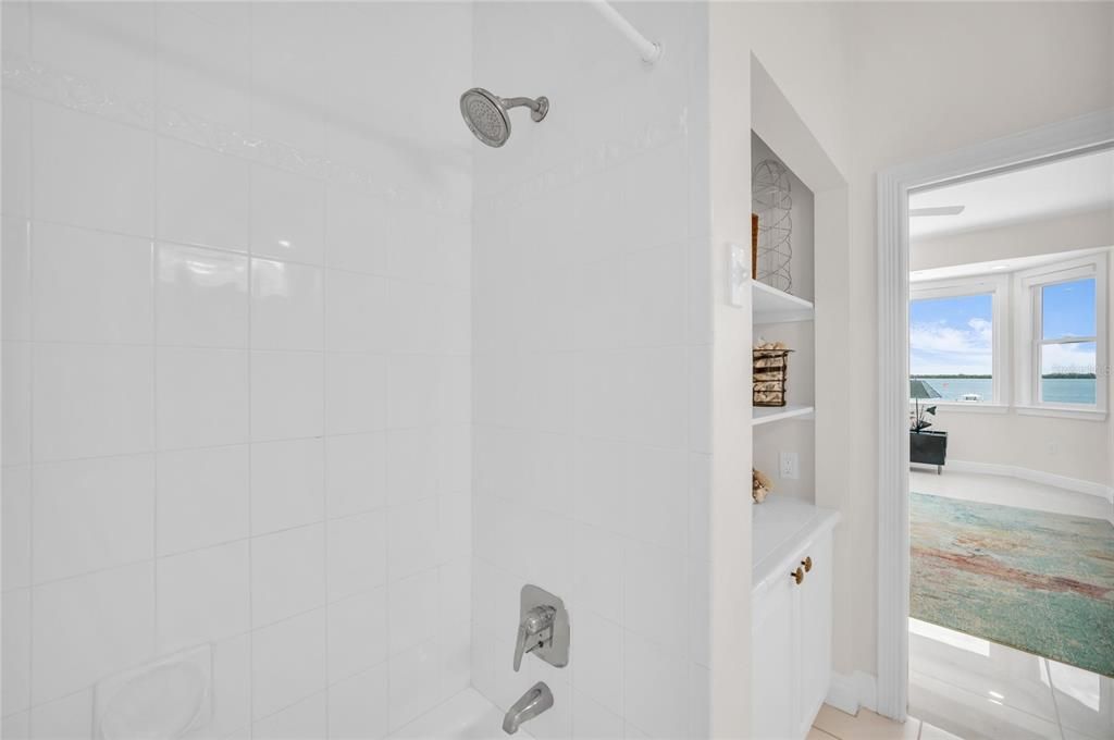 En Venta: $5,495,000 (4 camas, 5 baños, 6431 Pies cuadrados)