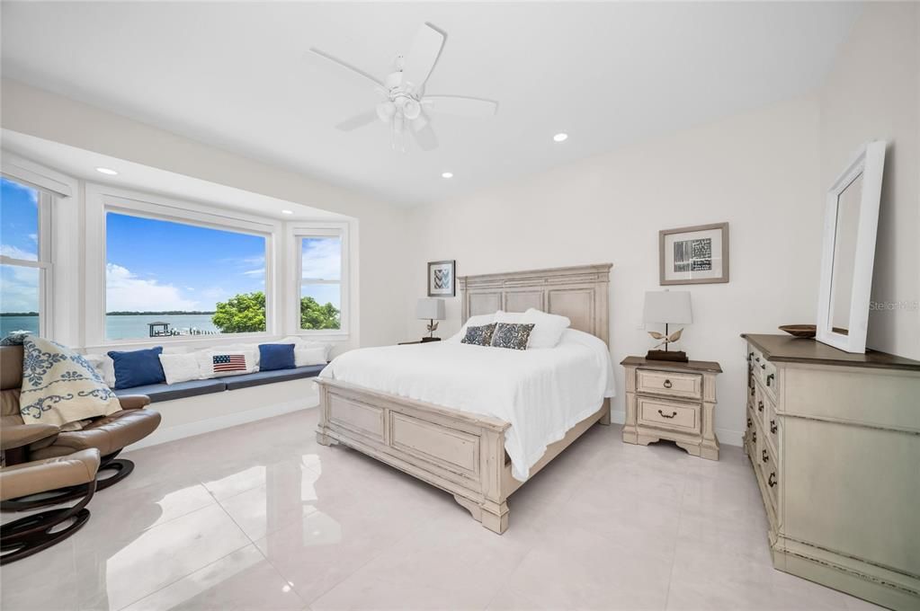 En Venta: $5,495,000 (4 camas, 5 baños, 6431 Pies cuadrados)