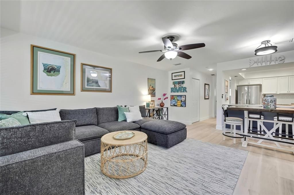 For Sale: $349,900 (2 beds, 2 baths, 1248 Square Feet)